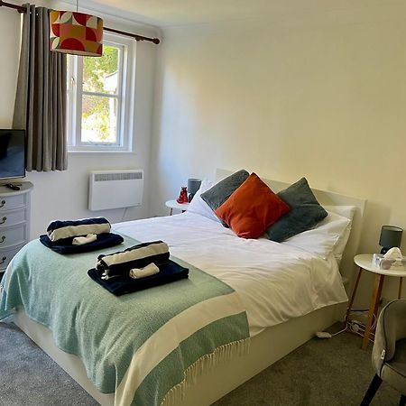 אייביברידג' Hollyhocks Holiday Home- 2 Bedroomed Ground Floor Apartment Sleeps 5 מראה חיצוני תמונה