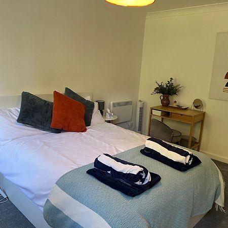 אייביברידג' Hollyhocks Holiday Home- 2 Bedroomed Ground Floor Apartment Sleeps 5 מראה חיצוני תמונה